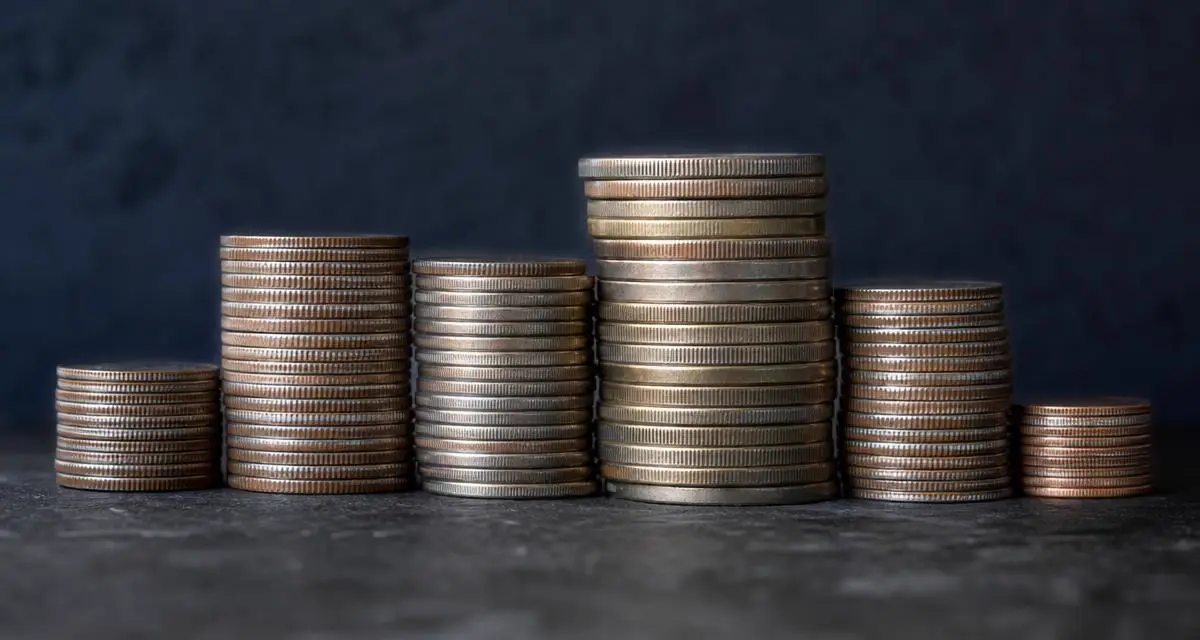 Vijf stapels oude munten van verschillende diameters, van opzij gefotografeerd